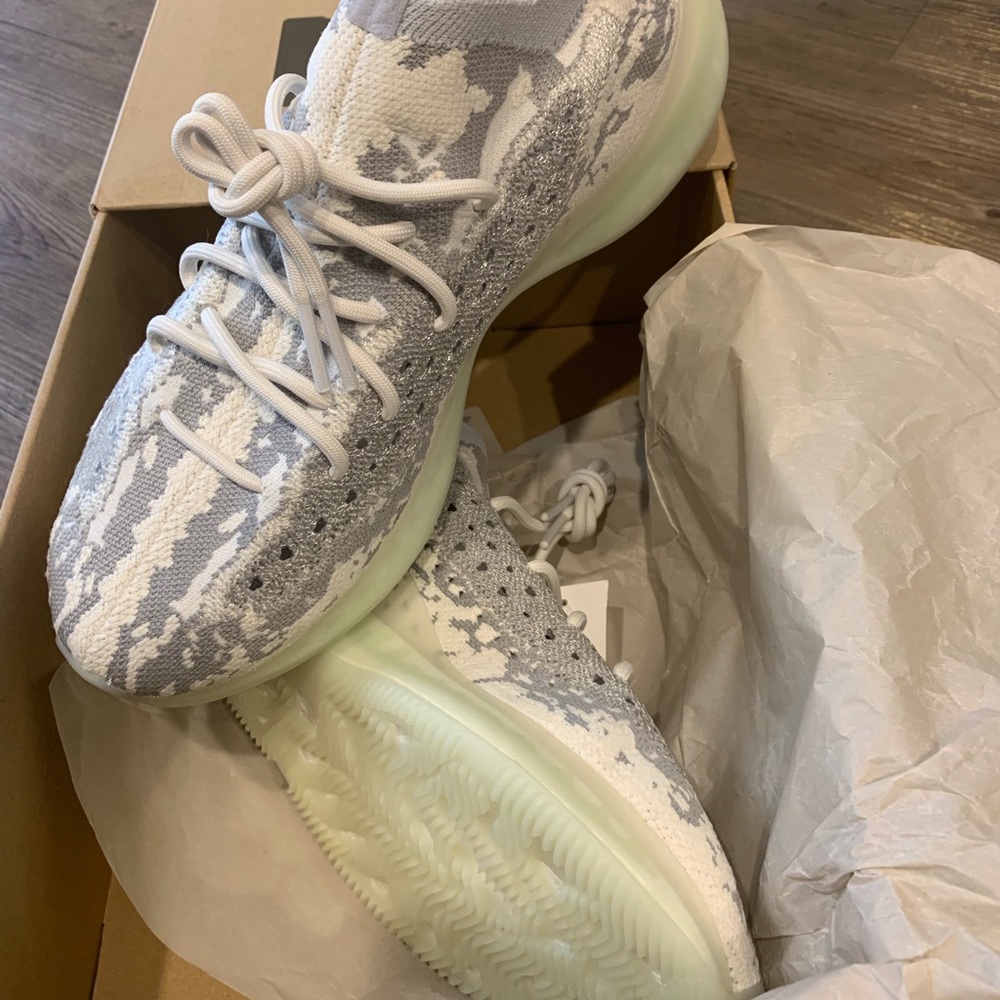 cNWT Yeezy Boost 380 Alien - Picture 8 of 8